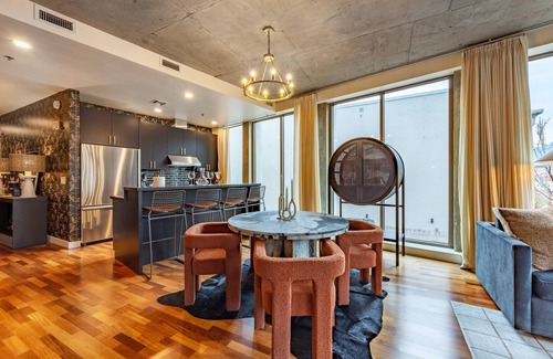 Hood River Condo | River Run Retreat - Stylish Downtown Loft, Heart of Hood River, Above Doppio