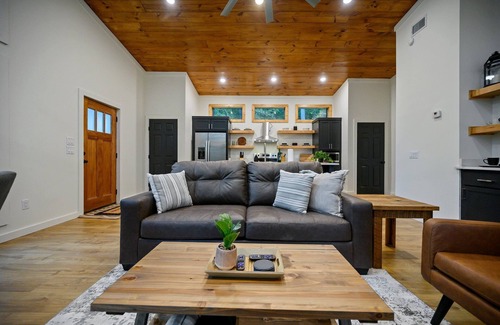 Broken Bow Cabin | River's Edge, a cozy 1-bedroom retreat in Broken Bow, OK, perfect for couples or small families.