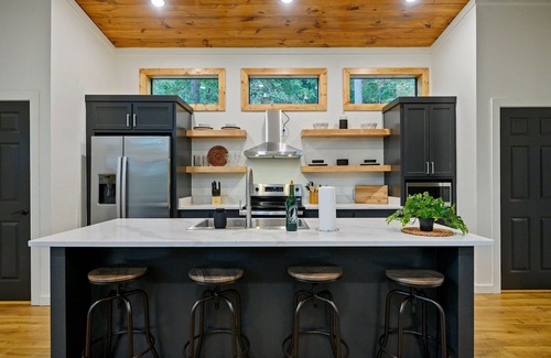 Broken Bow Cabin | River's Edge, a cozy 1-bedroom retreat in Broken Bow, OK, perfect for couples or small families.