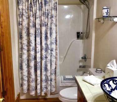 Todd Bed & Breakfast | River ' s Edge Inn
