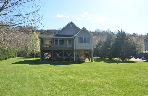 Rileyville House | River's Edge: Shenandoah Riverfront Cabin