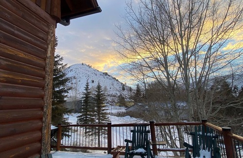 Woods Landing-Jelm Cabin | River's Edge Cabin - Newly Remodeled - On the Big Laramie River
