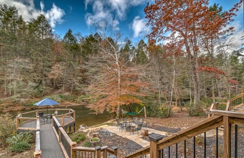 Blue Ridge Cabin | River Serenity - Deck on Toccoa River | Fire Pit | Billiards | Foosball
