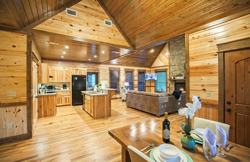 Broken Bow Cabin | River Song - Mountain Couples Cabin (Creek Overlook, Private Hot Tub, Upscale)