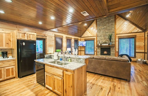 Broken Bow Cabin | River Song - Mountain Couples Cabin (Creek Overlook, Private Hot Tub, Upscale)