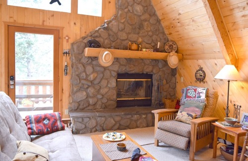 Red River House | River Song - On The River - Upper Valley - Secluded - Great Views - Pet Friendly