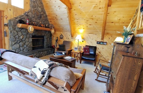 Red River House | River Song - On The River - Upper Valley - Secluded - Great Views - Pet Friendly