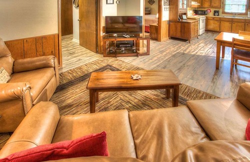 Helen House | River Song| Riverfront, Hot Tub, Covered Porch, Walking Distance to Alpine Helen