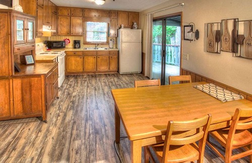 Helen House | River Song| Riverfront, Hot Tub, Covered Porch, Walking Distance to Alpine Helen