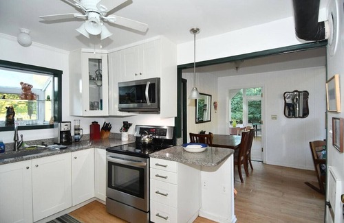 Great Cacapon House | River Time Cabin -riverfront, wifi, screen porch, 3 king beds, view, wood stove