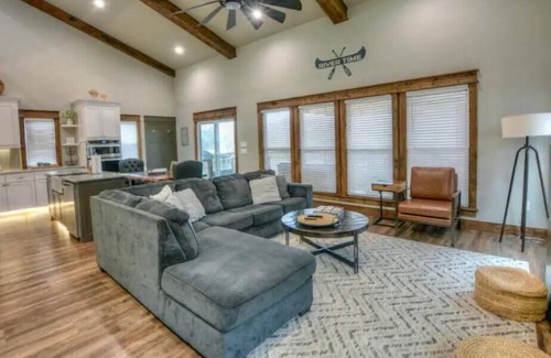 Glenwood Cabin | “RIVER TIME” on the CADDO RIVER! Outdoor Oasis!