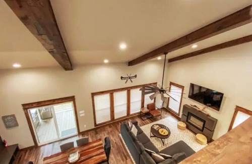 Glenwood Cabin | “RIVER TIME” on the CADDO RIVER! Outdoor Oasis!