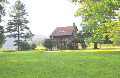 Great Cacapon House | River Valley Cabin - Riverfront Cabin