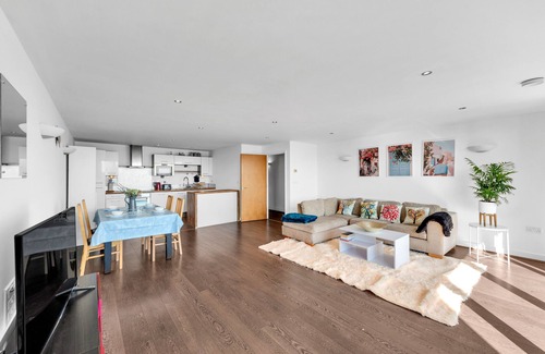 Docklands Apartment | River View 2 Bed with parking 5 mins walk to Excel