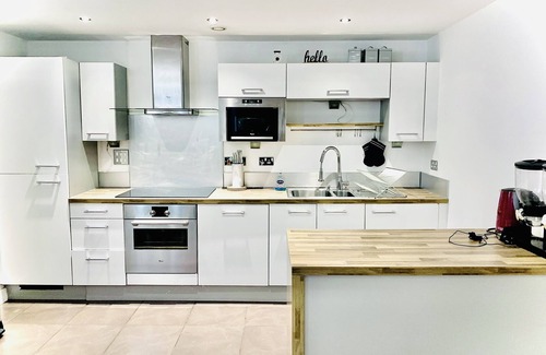 Docklands Apartment | River View 2 Bed with parking 5 mins walk to Excel