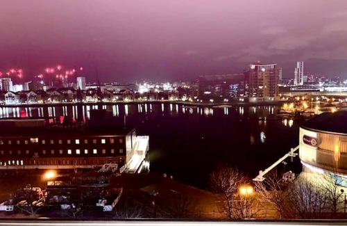 Docklands Apartment | River View 2 Bed with parking 5 mins walk to Excel