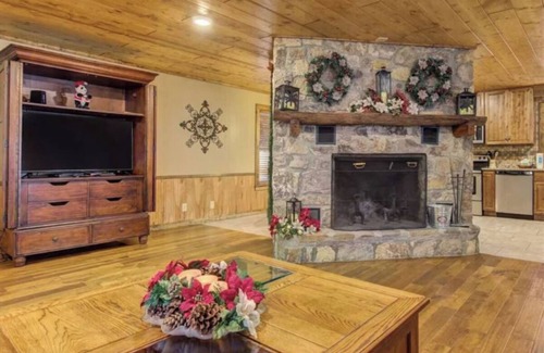 Gatlinburg - Pigeon Forge Cabin | *River VIEW* Cozy 3BD Cabin w/Hot Tub + Near Town