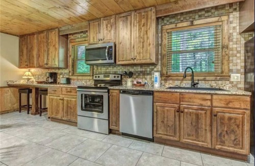 Gatlinburg - Pigeon Forge Cabin | *River VIEW* Cozy 3BD Cabin w/Hot Tub + Near Town