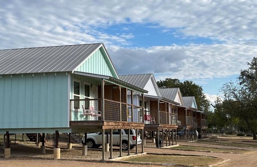 Kerrville Cottage | River View Double Queen Beds Cabin w/Porch #20