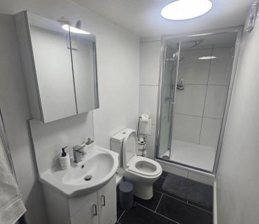 Greenhithe Apartment | River view flat by the Thames