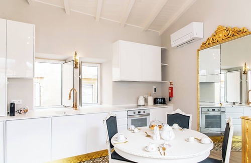 Santo Estevao House | River view Portuguese Soul with terrace in picturesque Alfama, sleeps 7