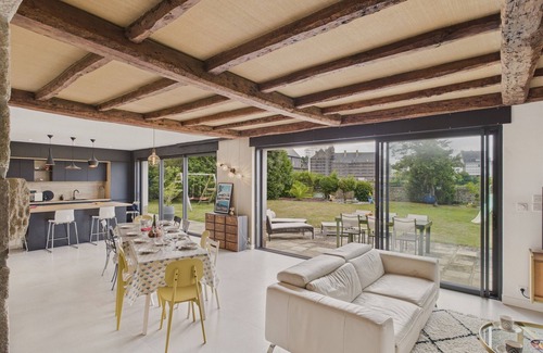 Pont-l'Abbe Ski Chalet | River View – Spacious House and Garden for 10