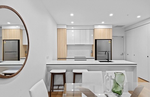 Surfers Paradise Apartment | River View Stunning Modern 2BR *Parking/Pool*