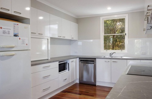 Hawks Nest House | River Views - Pet Friendly