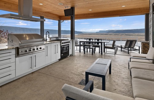 Quincy House | River Views w/Infiniti pool/Htub. 180 degree views of the Columbia River.
