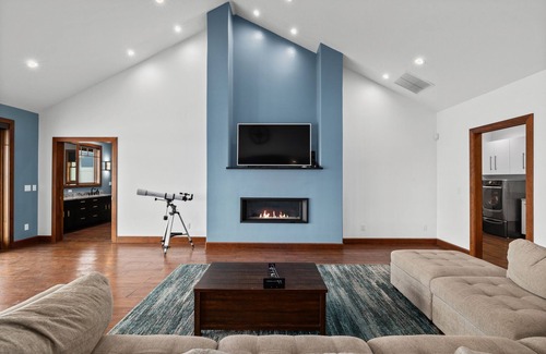 Quincy House | River Views w/Infiniti pool/Htub. 180 degree views of the Columbia River.