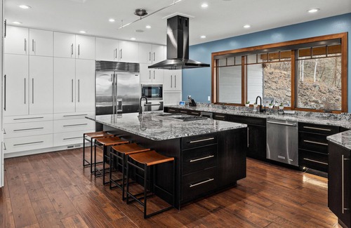 Quincy House | River Views w/Infiniti pool/Htub. 180 degree views of the Columbia River.