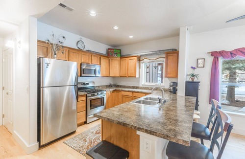 Ouray Condo | River Walk Haven- Easy Walk to Downtown- Bright & Airy Rooms-Great Reviews!