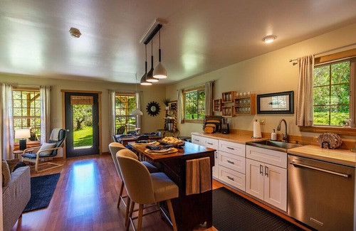 Pacific House | River Way Cottage - New & Fabulous! Super value!