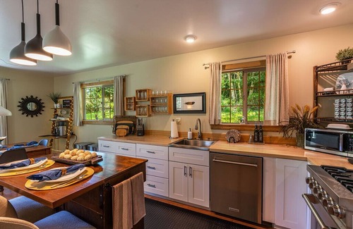 Pacific House | River Way Cottage - New & Fabulous! Super value!
