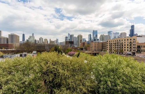 River West House | River West City Style: 360 Views on Roof Deck & Free Parking