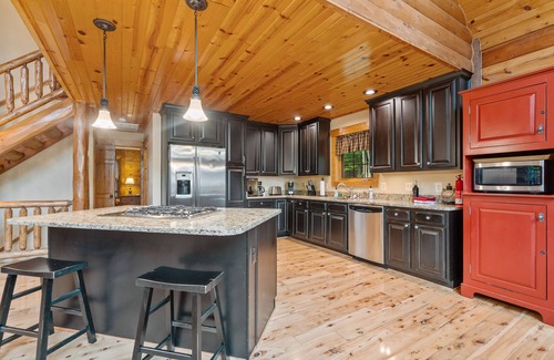 Bentonville House | River Woods Retreat:10min to River, L2 EV, Hikes, 2 Fireplaces, Hottub, SP 10mi