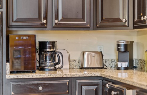 Bentonville House | River Woods Retreat:10min to River, L2 EV, Hikes, 2 Fireplaces, Hottub, SP 10mi
