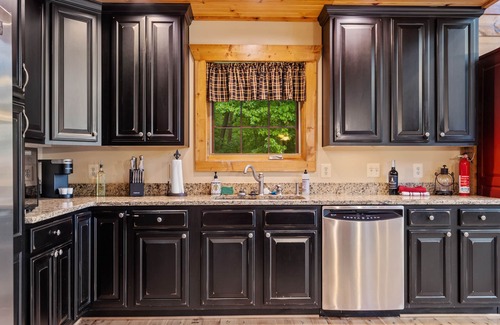 Bentonville House | River Woods Retreat:10min to River, L2 EV, Hikes, 2 Fireplaces, Hottub, SP 10mi