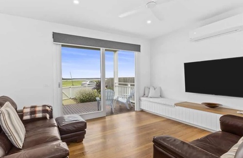 Ocean Grove Apartment | Riverbank I Luxury Villa close to Beach & River