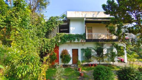 Devikolam House | Riverbench Homestay Munnar, Anaviratty