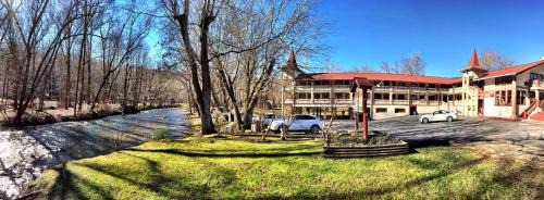 Helen Hotel | Riverbend Motel & Cabins