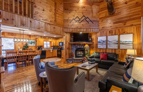 Fleetwood House | Riverbend Retreat - New River frontage, hot tub, pool table!