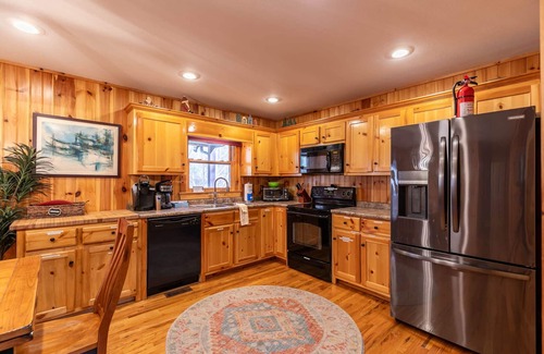 Fleetwood House | Riverbend Retreat - New River frontage, hot tub, pool table!