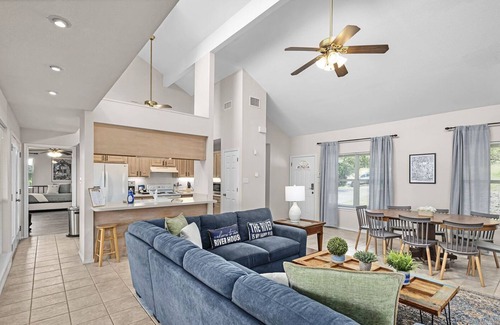 Canyon Lake House | Riverbend Retreat: Riverfront, Sleeps 9, 3 beds, 2.5 baths