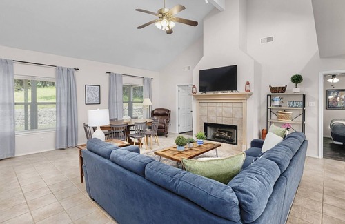 Canyon Lake House | Riverbend Retreat: Riverfront, Sleeps 9, 3 beds, 2.5 baths
