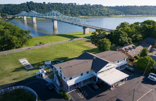 Madison Hotel | Riverboat Inn & Suites