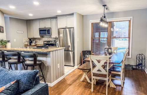 North Woodstock Condo | Riverfront 1st FL 2BR/2BA Condo at Deer Park – Mins to Loon, Foliage & Skiing!