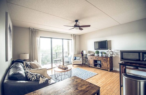 Downtown Wilmington Apartment | Riverfront balcony WSR #10