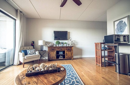 Downtown Wilmington Apartment | Riverfront balcony WSR #10
