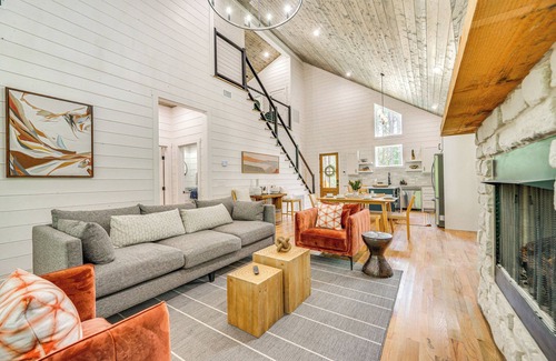 Golden Cabin | Riverfront Broken Bow Cabin w/Private Hot Tub!